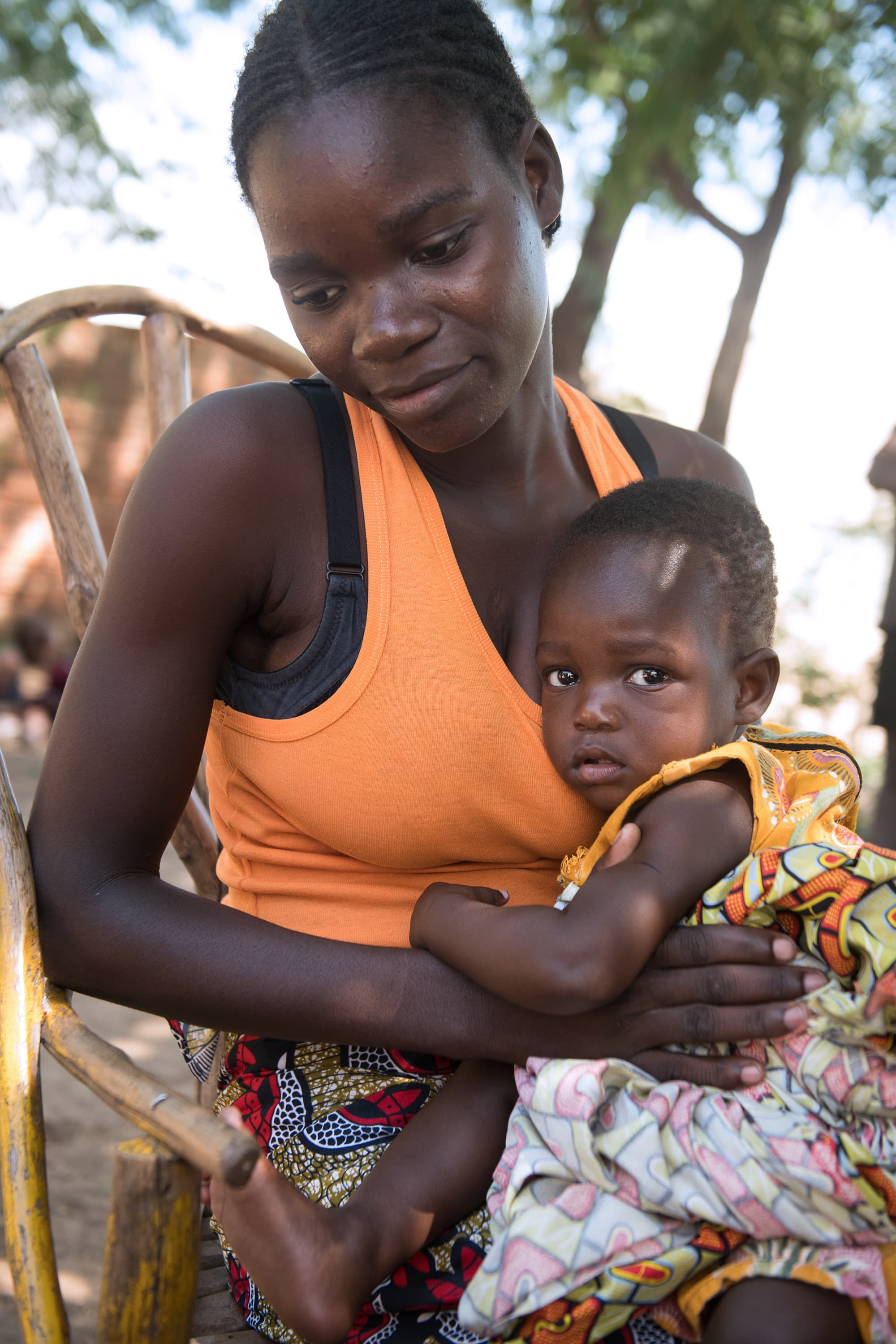 Esnat, med moren sin Dorothy, mobil helseklinikk, Malawi