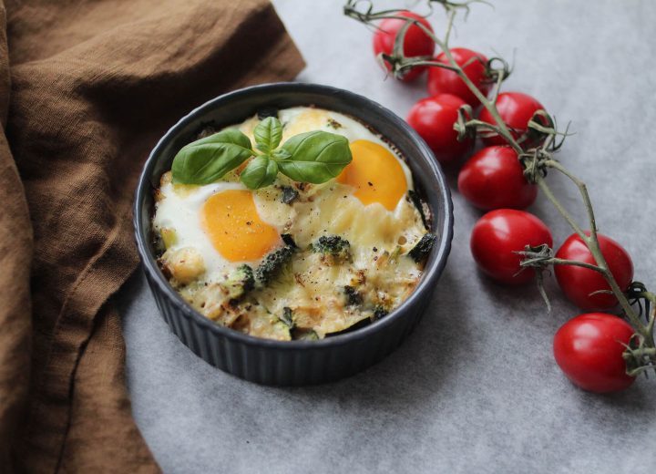 Ovnsbakt egg med ost og grønnsaker i porsjonsform