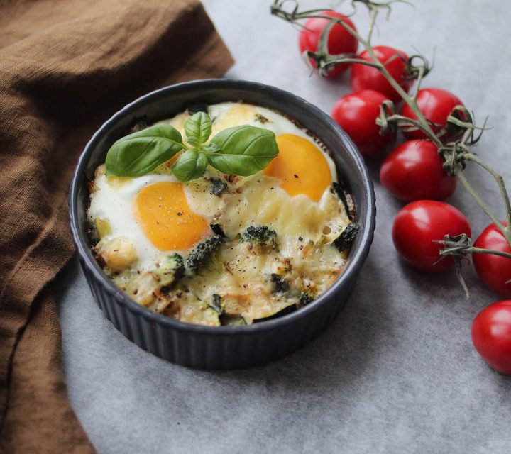 Ovnsbakt egg med ost og grønnsaker i porsjonsform