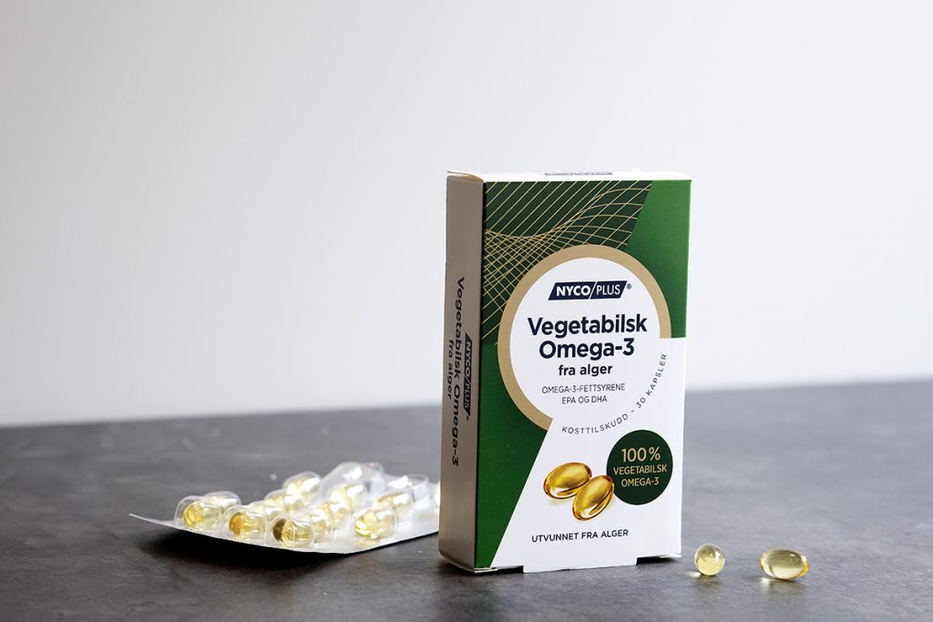 Pakke med vegetabilsk omega-3 liggende på et bord