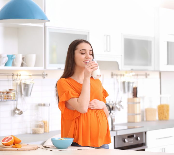 Gravid kvinne på kjøkken