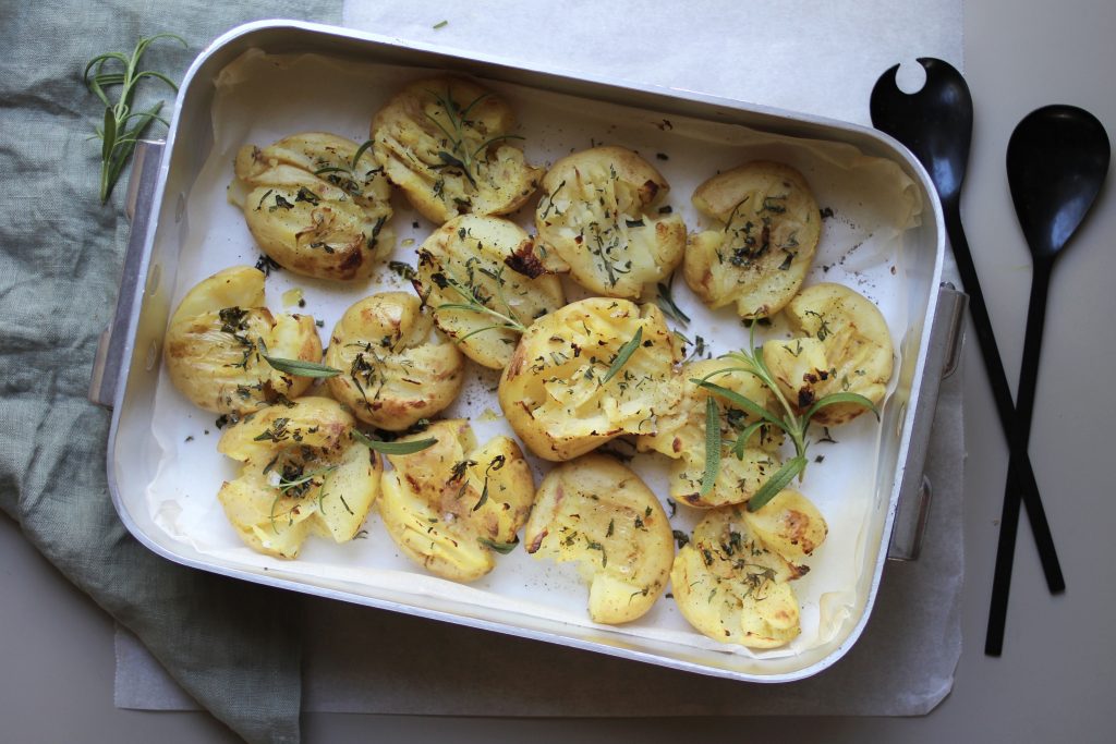 Hvis du strør revet ost over potetene før du baker dem, kan dette bli en liten snack i seg selv – uten at du trenger å servere så veldig mye mer ved siden av.