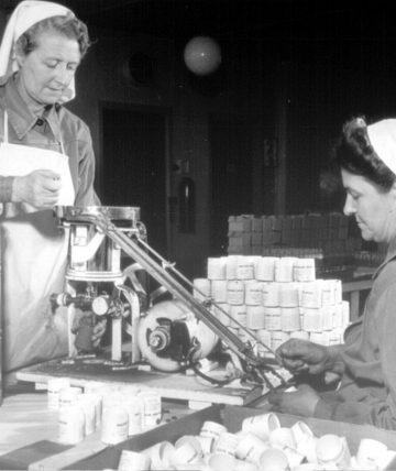 Gammelt bilde i svart-hvitt av to kvinner på Nycomed-fabrikken.