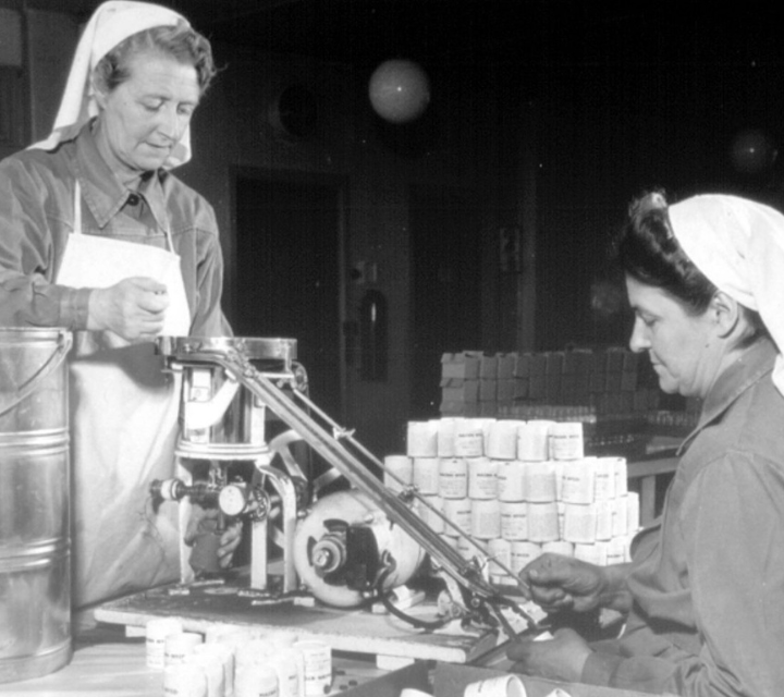 Sort-hvitt-bilde av to kvinner på en gammel fabrikk