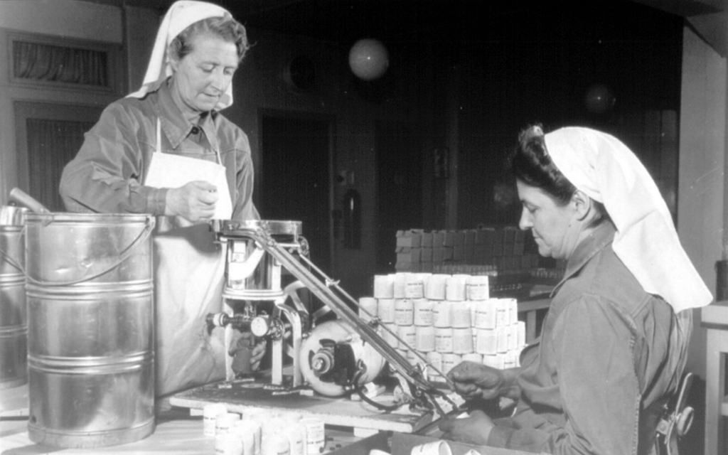 Sort-hvitt-bilde av to kvinner på en gammel fabrikk