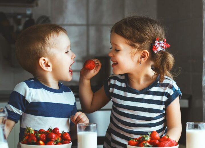 Barn som spiser jordbær